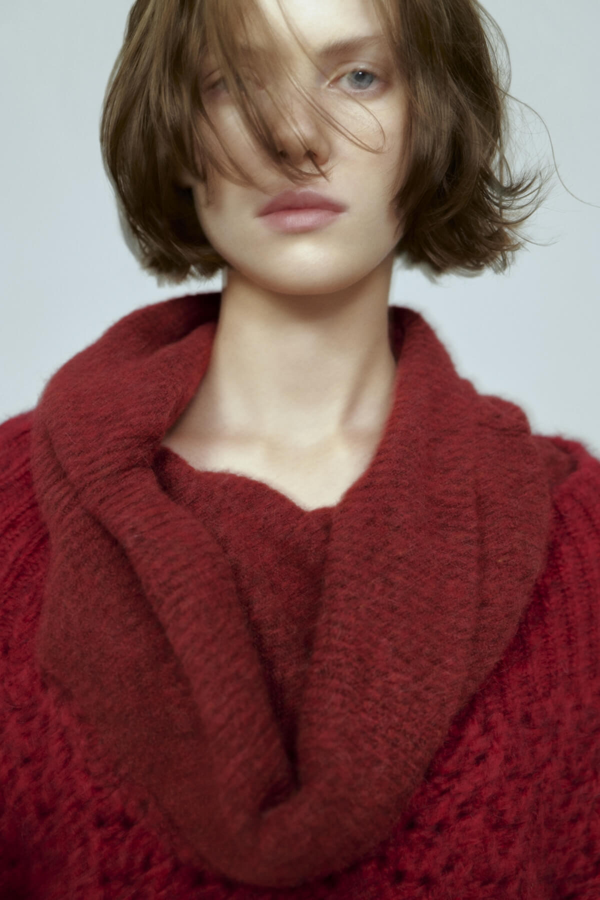 赤い色のモヘアウールオフショル柄編みニットの着用イメージ