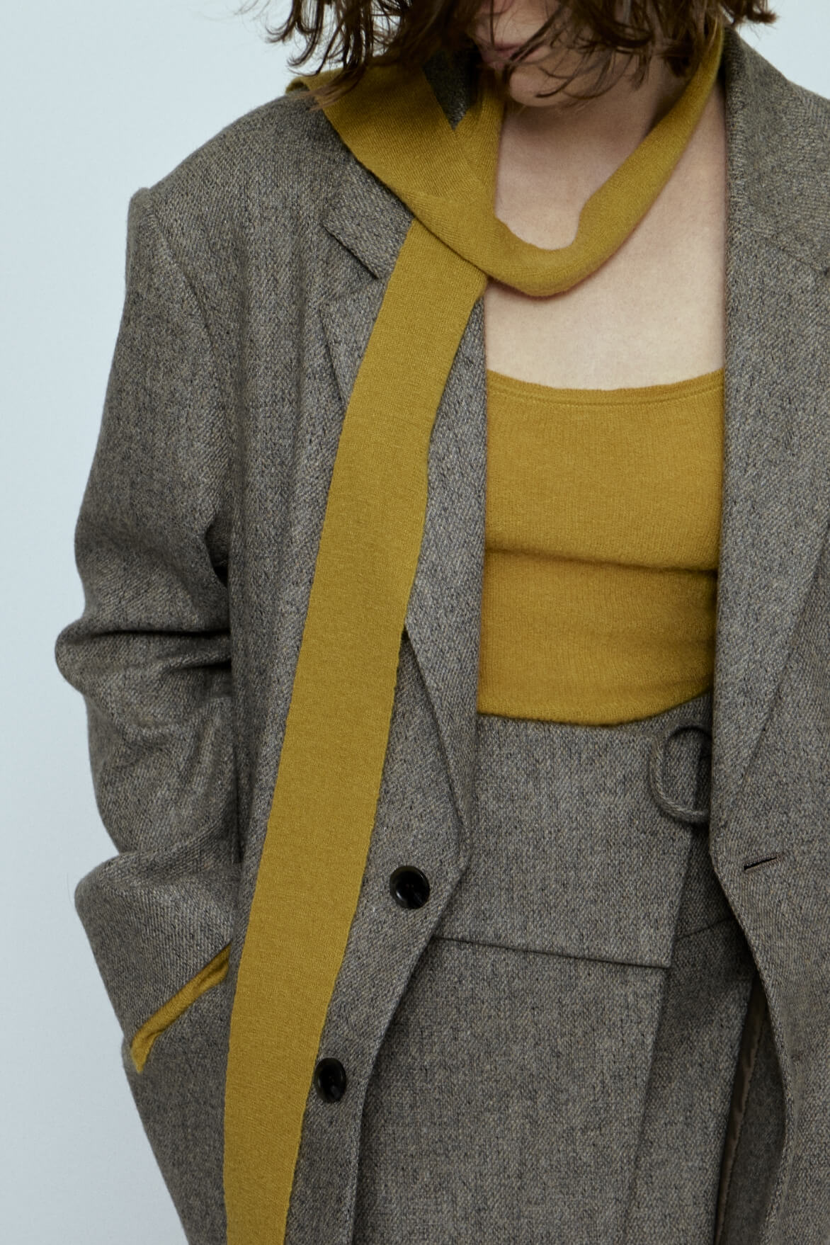 バリエーションオーバーサイズジャケットとYellow色の後ろ開きモヘアニットを着用したモデル画像