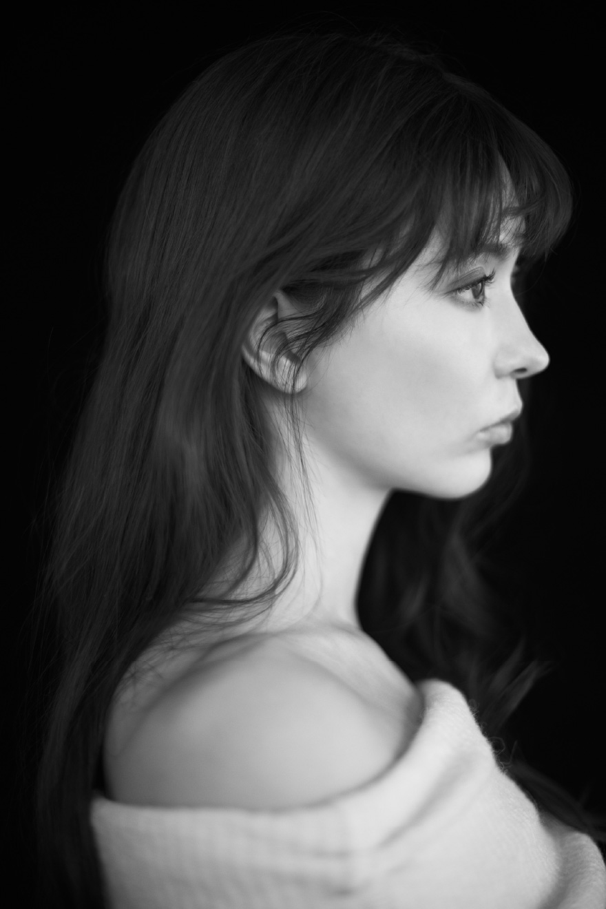 オフショルアシメヘムニットを着てる女性の上半身画像