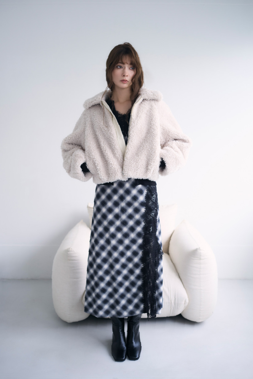 ＥＣＯＰＥＬ２ＷＡＹカラーファージャケットとチェックのレーストリムスリップドレスを着用してる女性