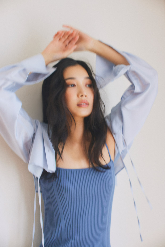 ブルーのワンピースを着た女性