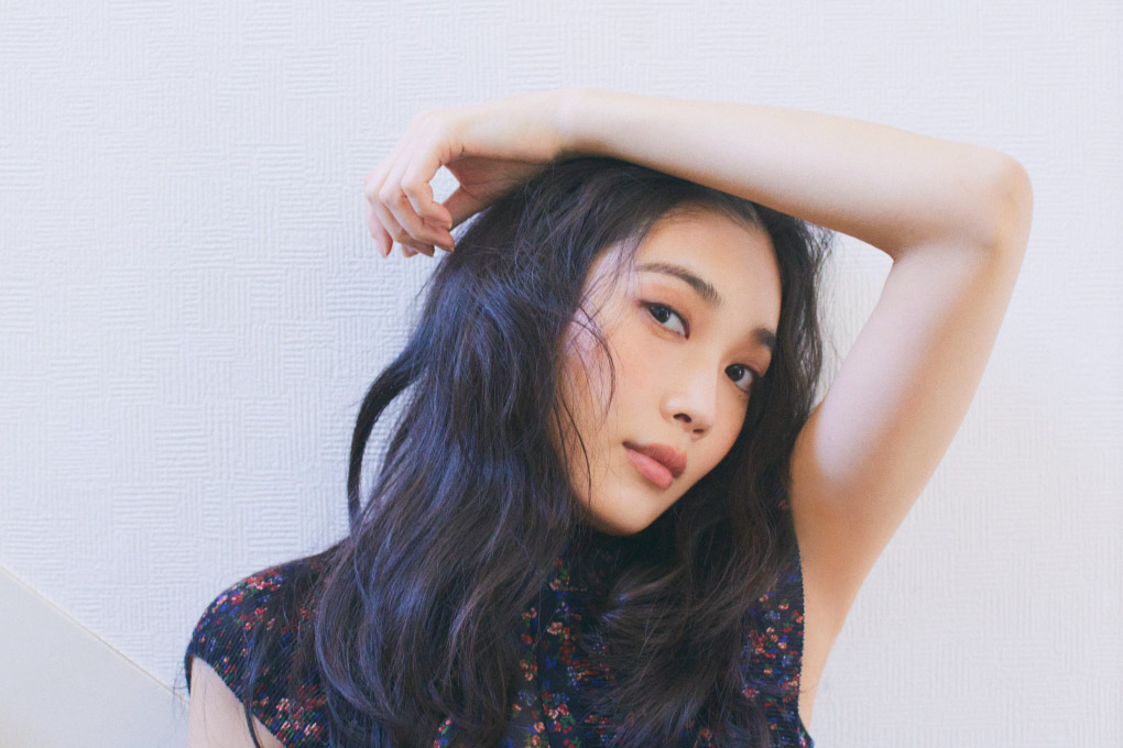 ネイビーの花柄ワンピースを着た女性