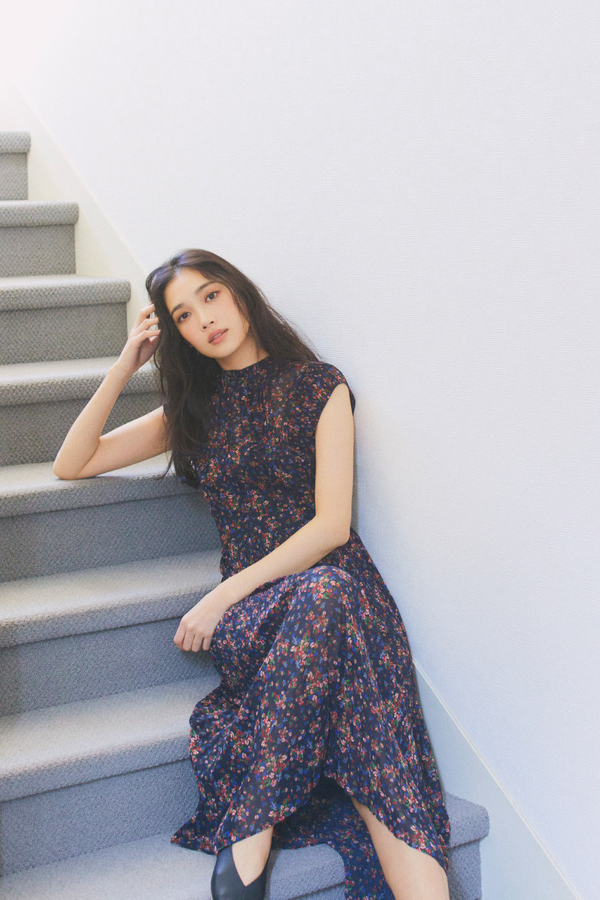 ネイビーの花柄ワンピースを着た女性