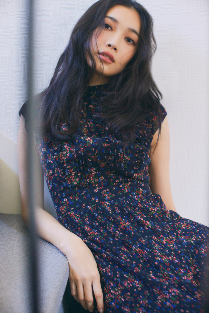 ネイビーの花柄ワンピースを着た女性