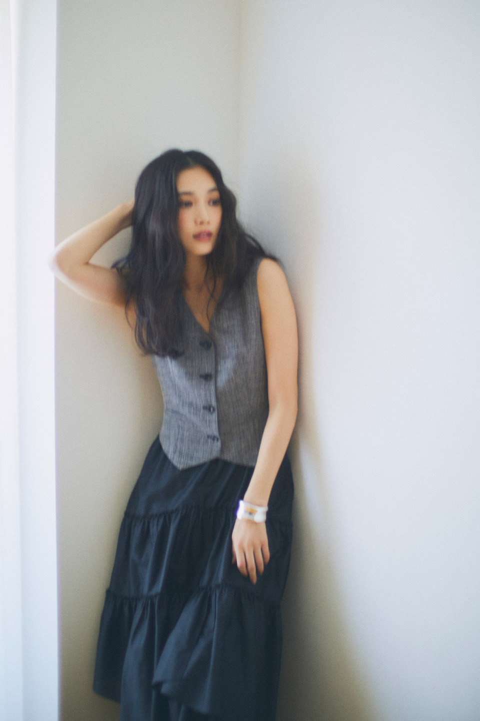 グレーのトップス・ブラックのドレスを履いた女性