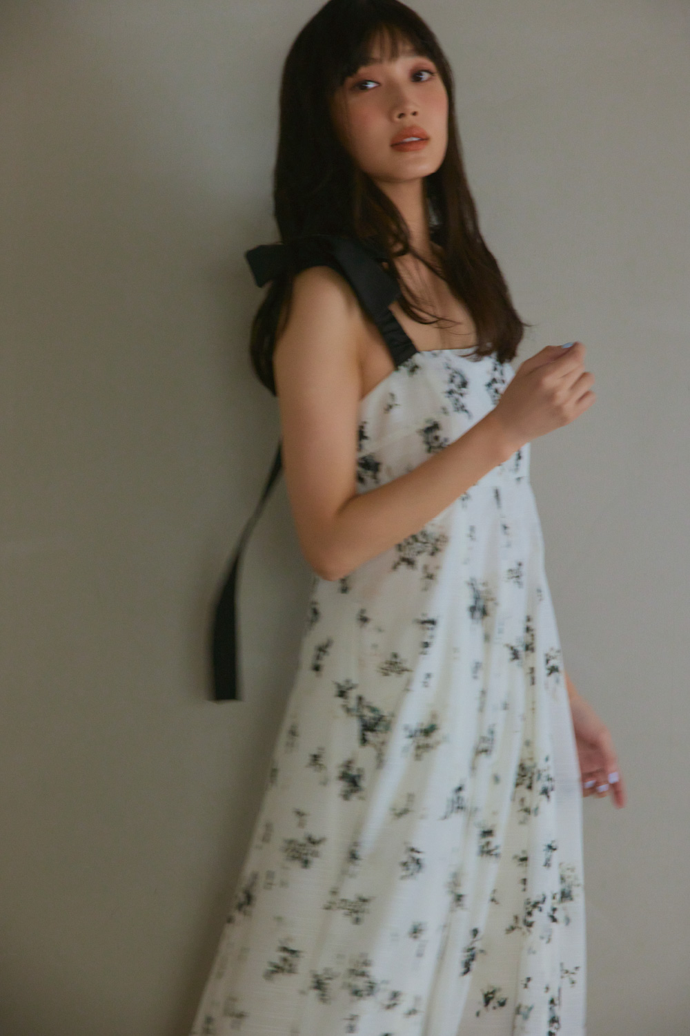 ワイドストラップステッチワンピース・アンクルストラップパンプスを着用した女性