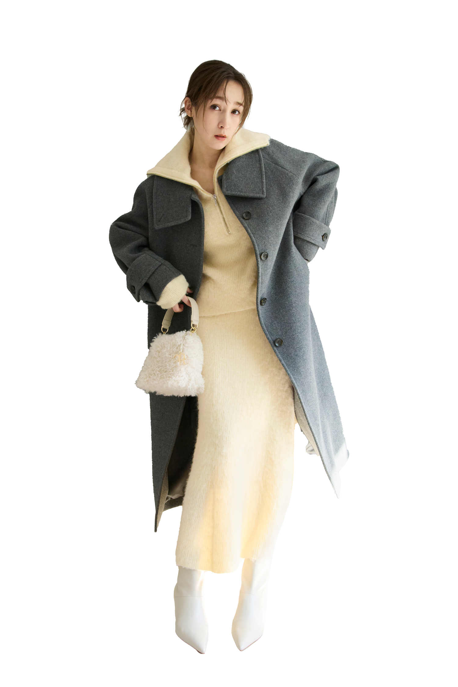 バルマカンロングコート・アルパカシャギーハーフジッププルオーバー・アルパカシャギーセミフレアニットスカート・メタルモチーフワンハンドルファーバッグ・ポインテッドトゥショートブーツを着用した女性の画像