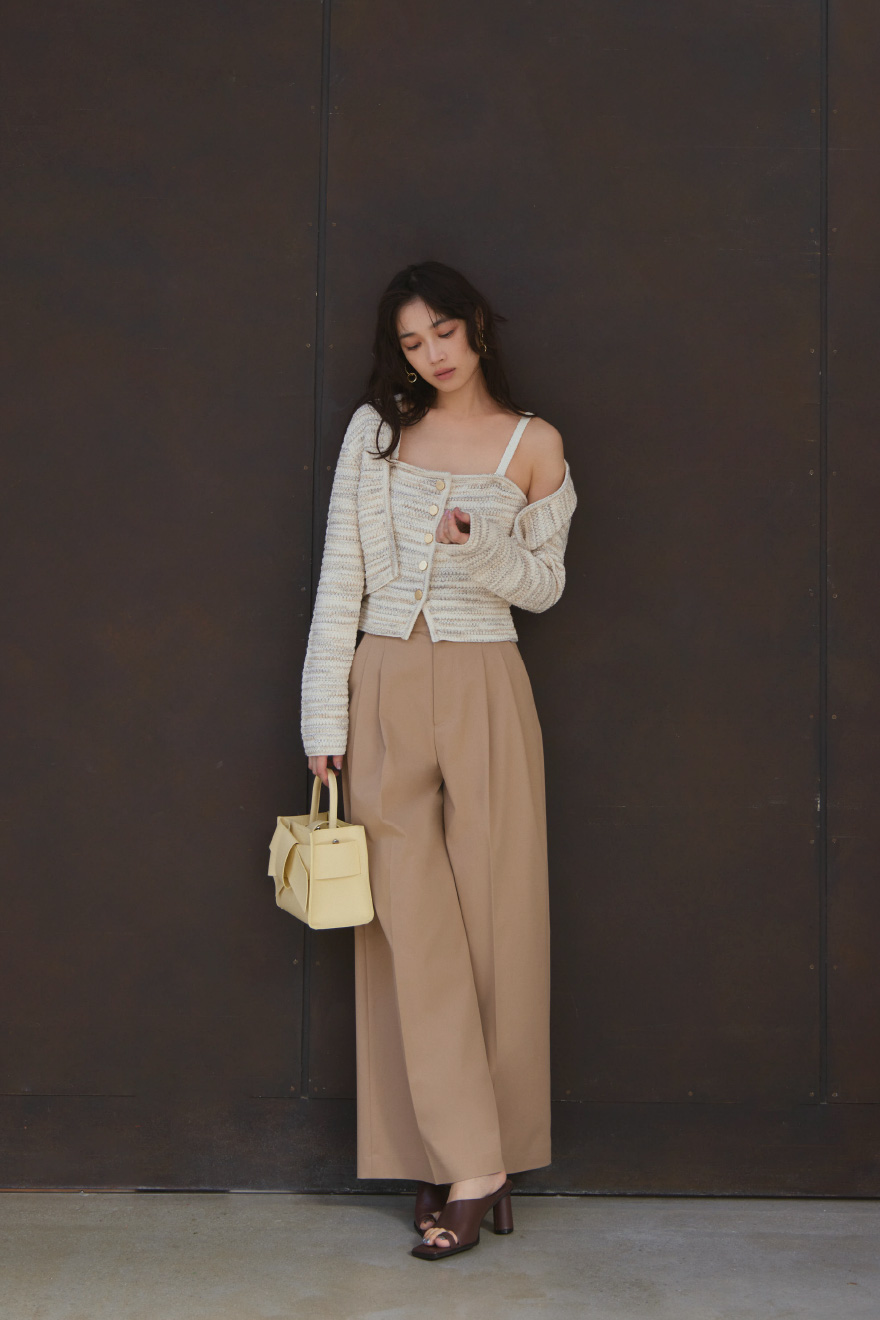 Knit tops ¥23,100, Pants ¥20,900, Pierced earrings ¥4,950, Bag ¥10,780, Shoes ¥24,200