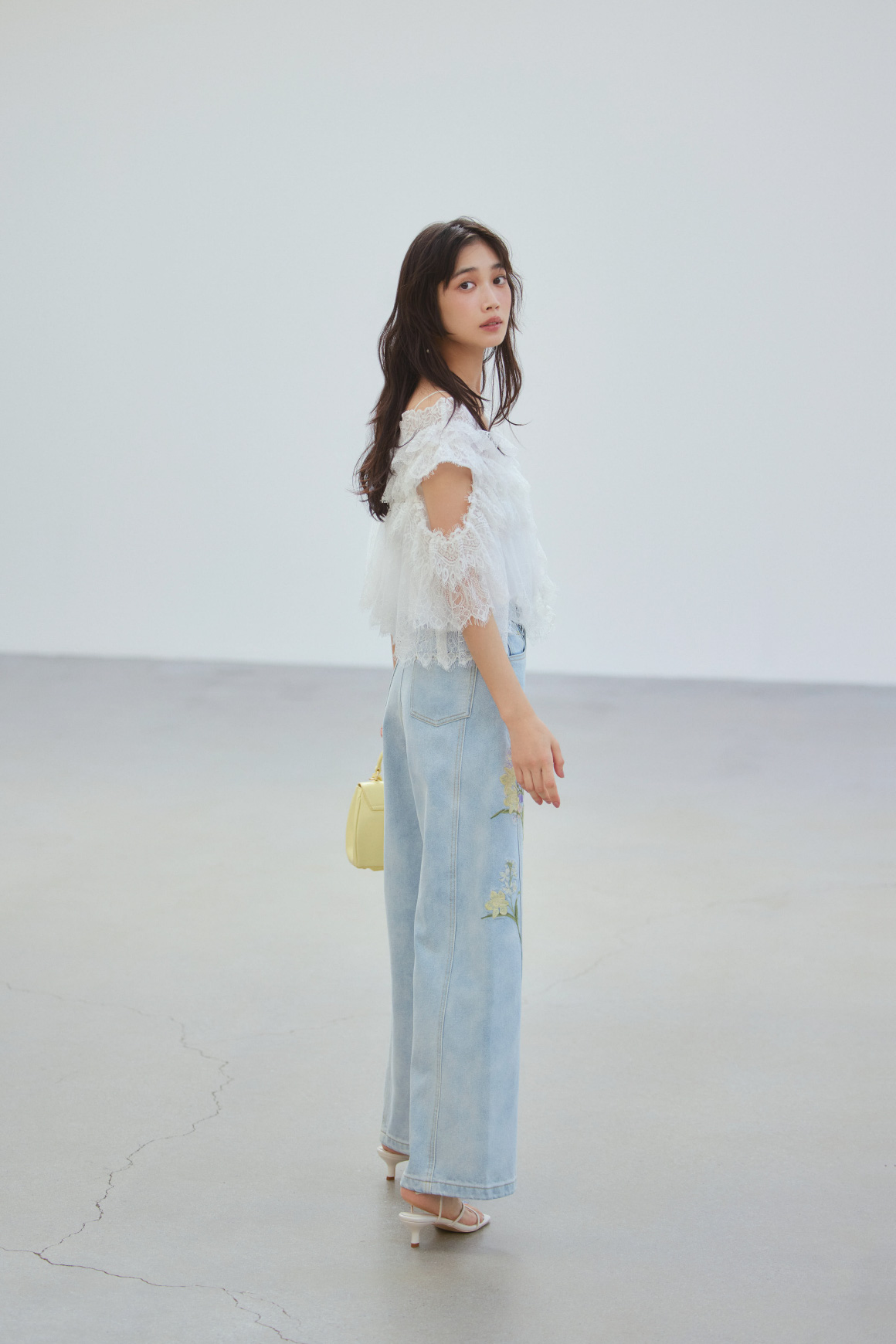 Blouse ¥18,920, Pants ¥30,800, Pierced earrings ¥6,380, Bag ¥16,500, Shoes ¥17,600