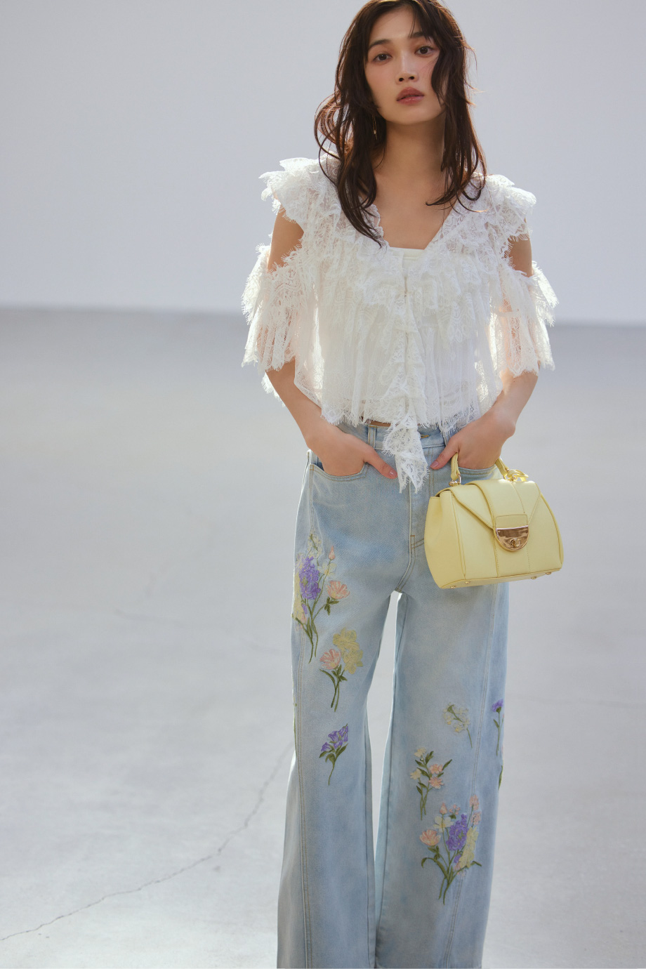Blouse ¥18,920, Pants ¥30,800, Pierced earrings ¥6,380, Bag ¥16,500, Shoes ¥17,600