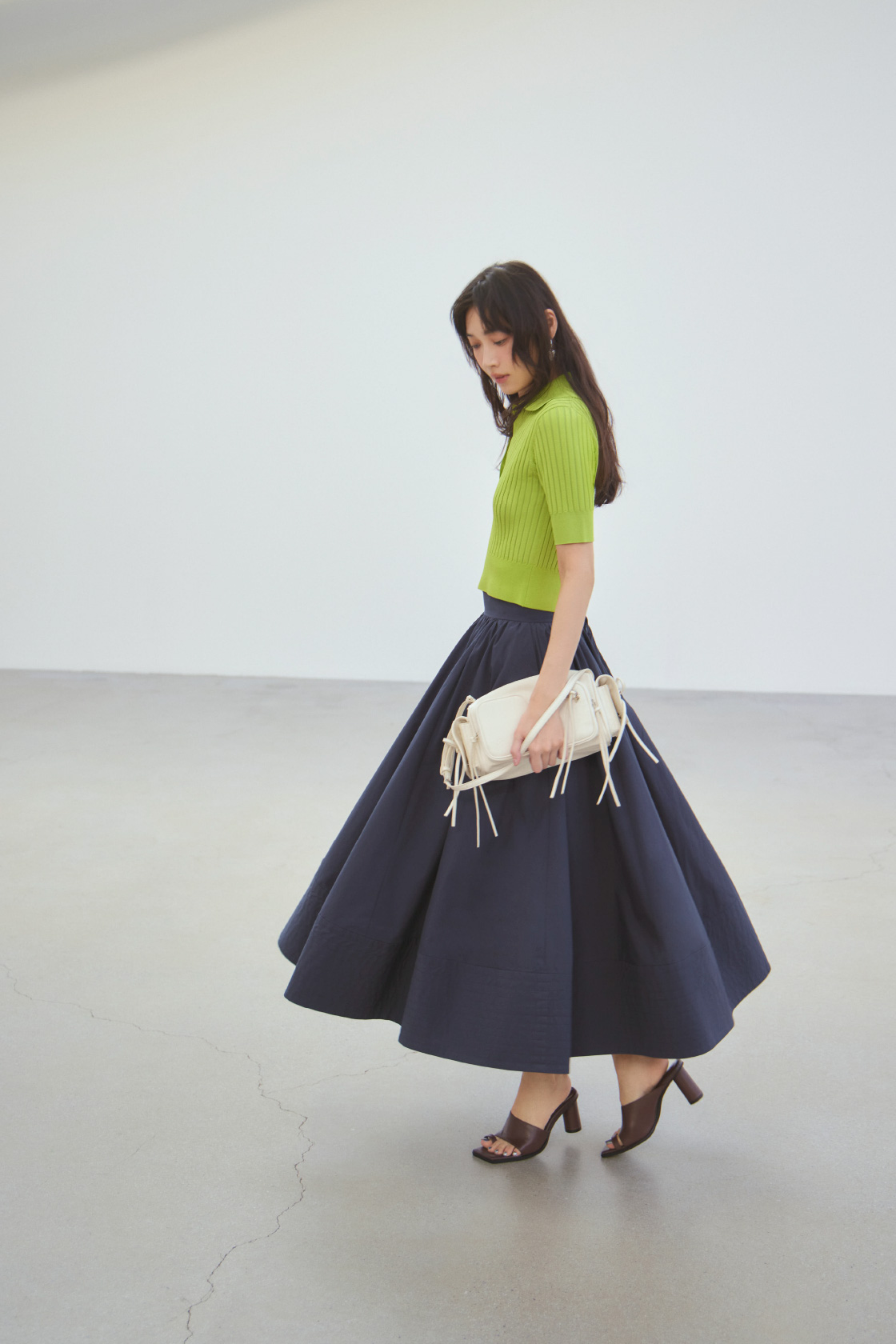 Knit tops ¥13,200 Skirt ¥30,800 Pierced earrings ¥9,900 Bag ¥16,940 Shoes ¥24,200
