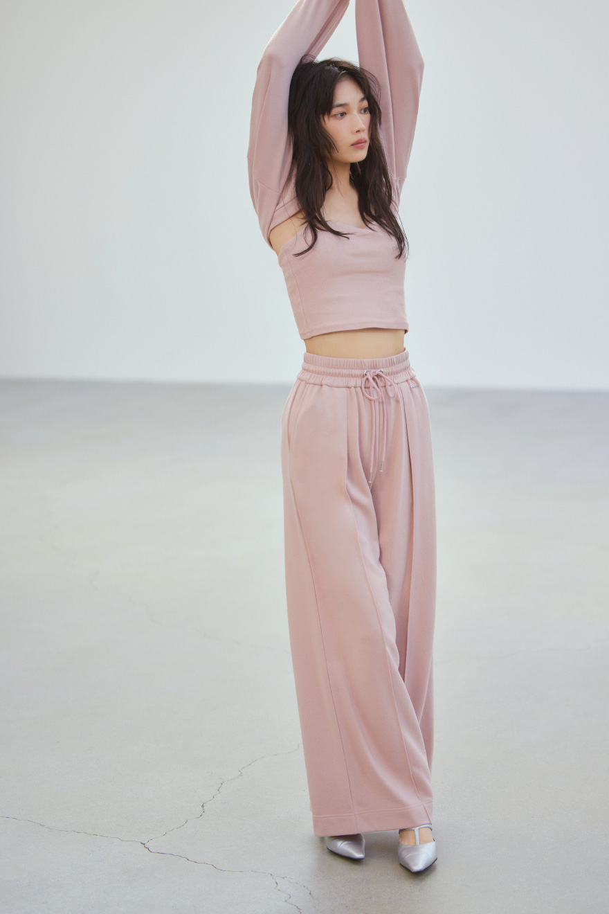 Tops ¥14,300, Pants ¥13,200, Pierced earrings ¥6,380, Shoes ¥17,600