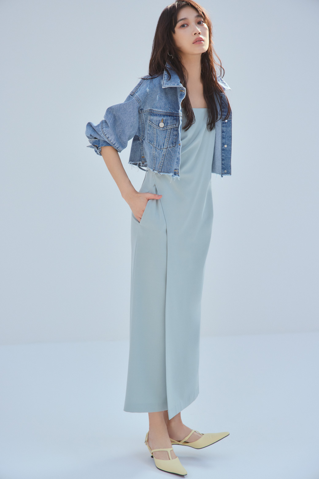 Jacket ¥24,200, Dress ¥22,000, Pierced earrings ¥4,950, Shoes ¥17,600