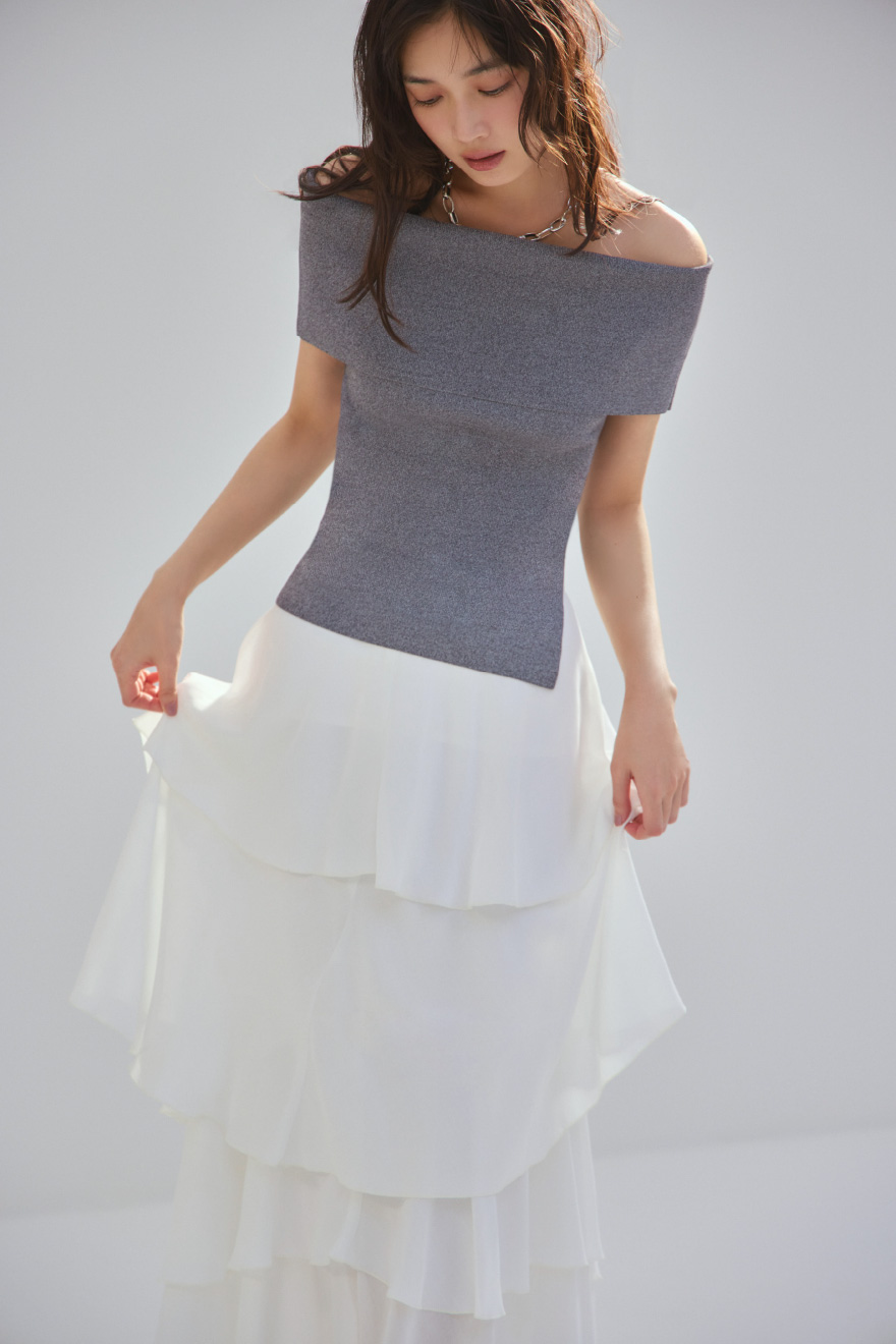 Knit tops ¥10,340 Skirt ¥24,200 Necklace ¥10,450 Shoes ¥17,600