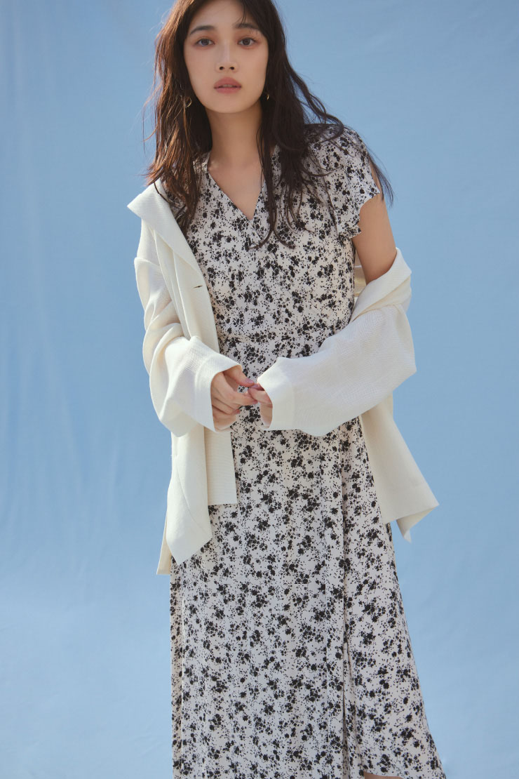 Jacket ¥29,700, Dress ¥25,300, Pierced earrings ¥4,950, Shoes ¥17,600