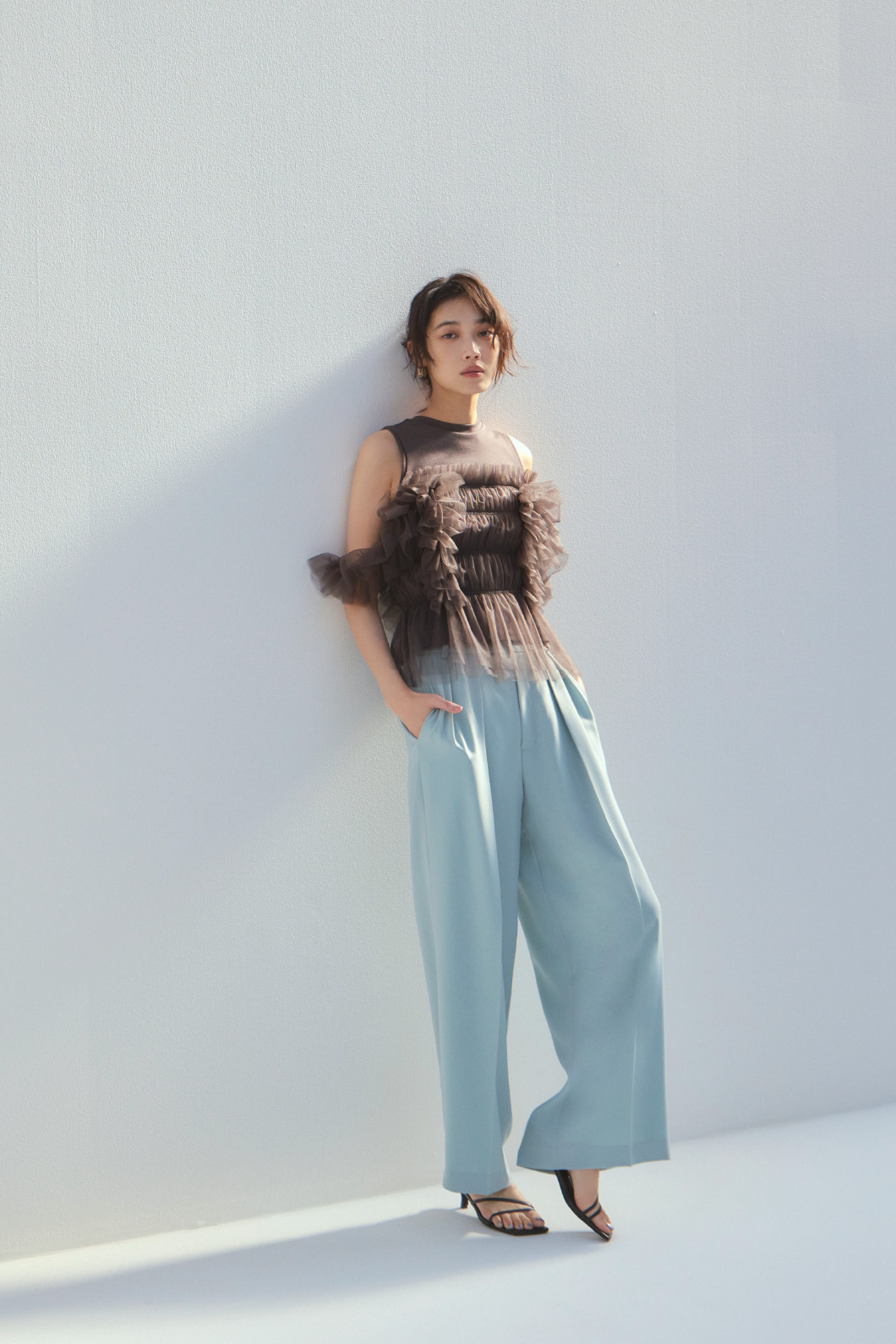 Tops ¥12,980, Pants ¥19,800, Pierced earrings ¥6,930, Shoes ¥17,600