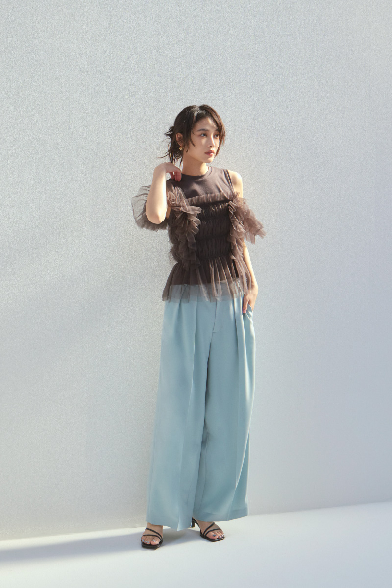 Jacket ¥29,700, Dress ¥25,300, Pierced earrings ¥4,950, Shoes ¥17,600
