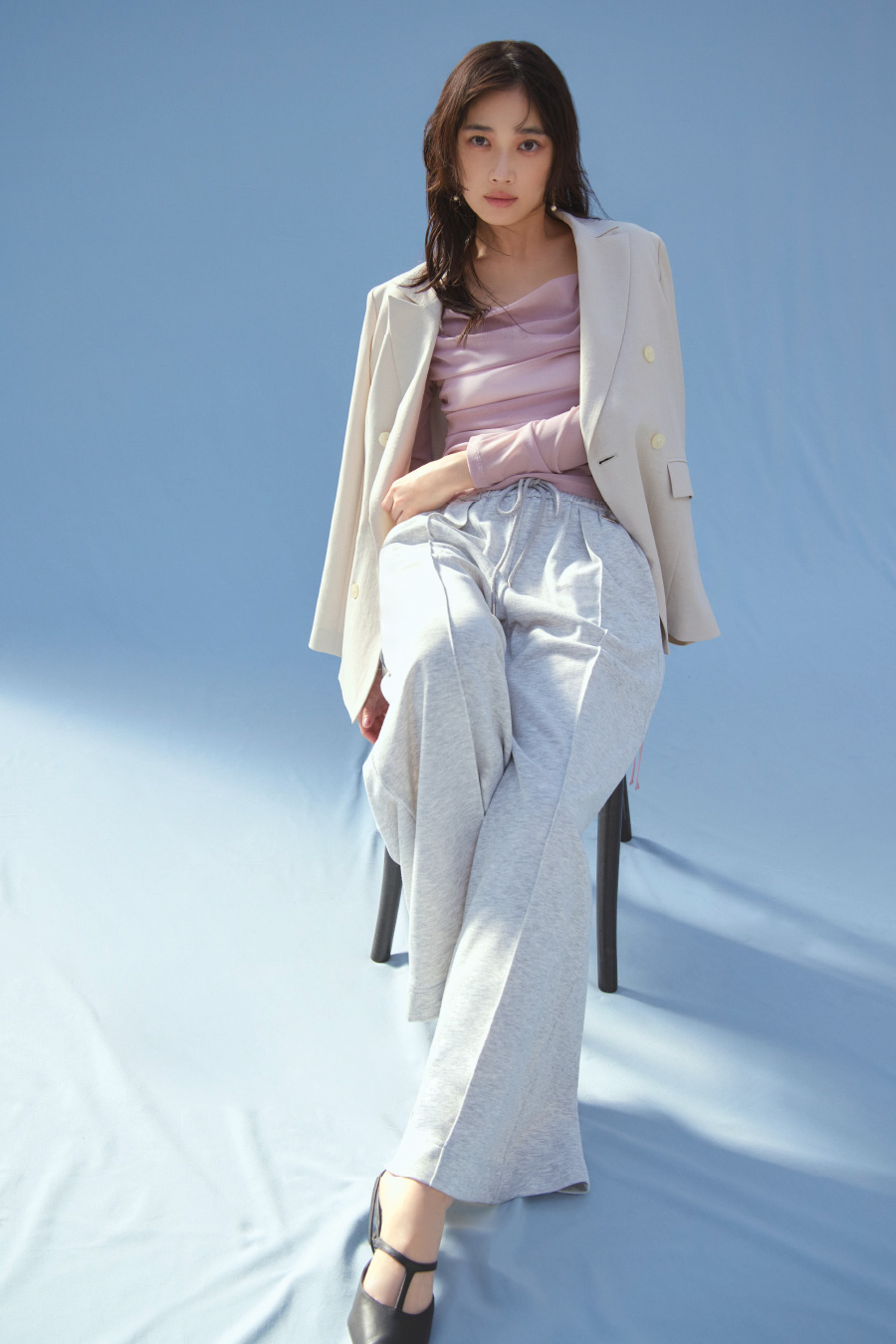Jacket ¥29,700, Tops ¥9,790, Pants ¥13,200, Pierced earrings ¥6,380, Shoes ¥17,600