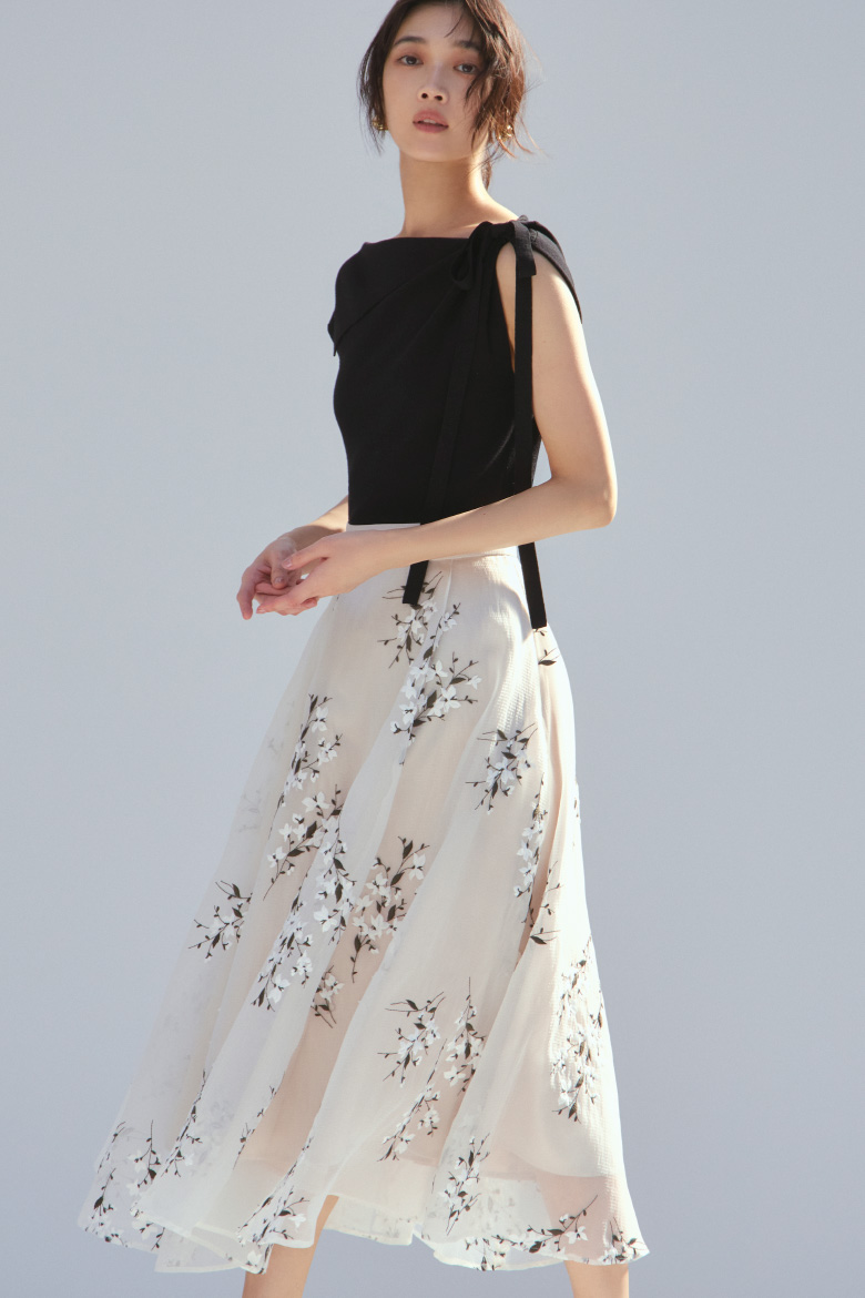 Knit tops ¥12,100, Skirt ¥35,200, Pierced earrings ¥5,930, Shoes ¥17,600