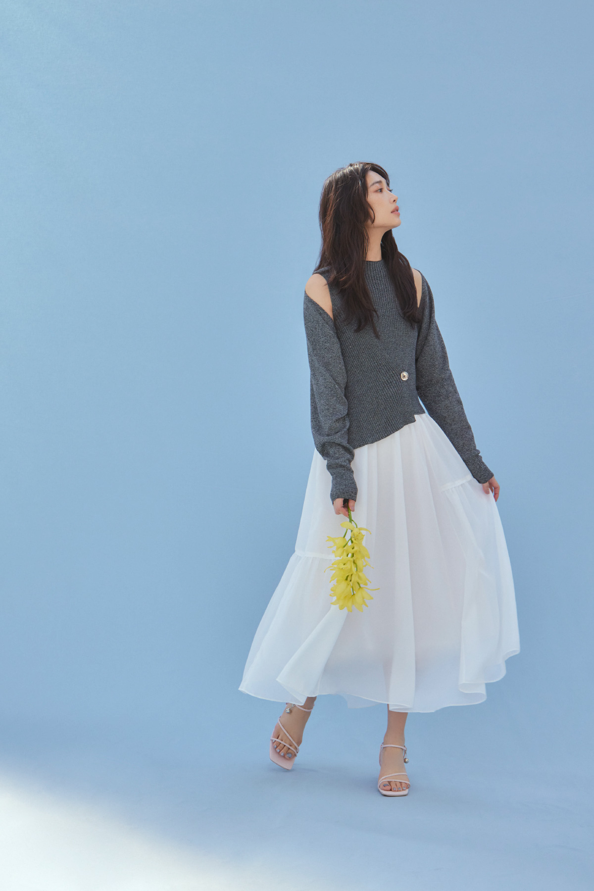 Knit tops ¥12,540 Knit one-piece ¥24,200 Pierced earrings ¥6,380 Shoes ¥17,600