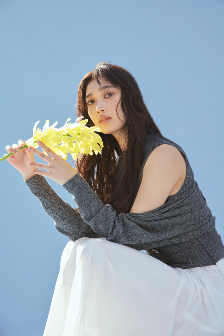Knit tops ¥12,540 Knit one-piece ¥24,200 Pierced earrings ¥6,380 Shoes ¥17,600
