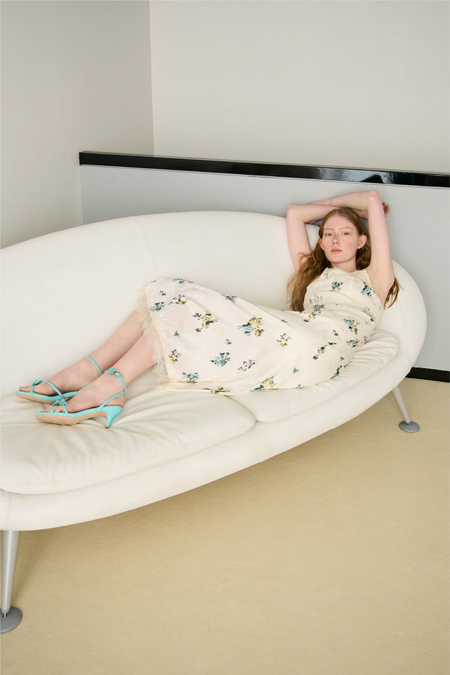 花柄のワンピースを着用している女性