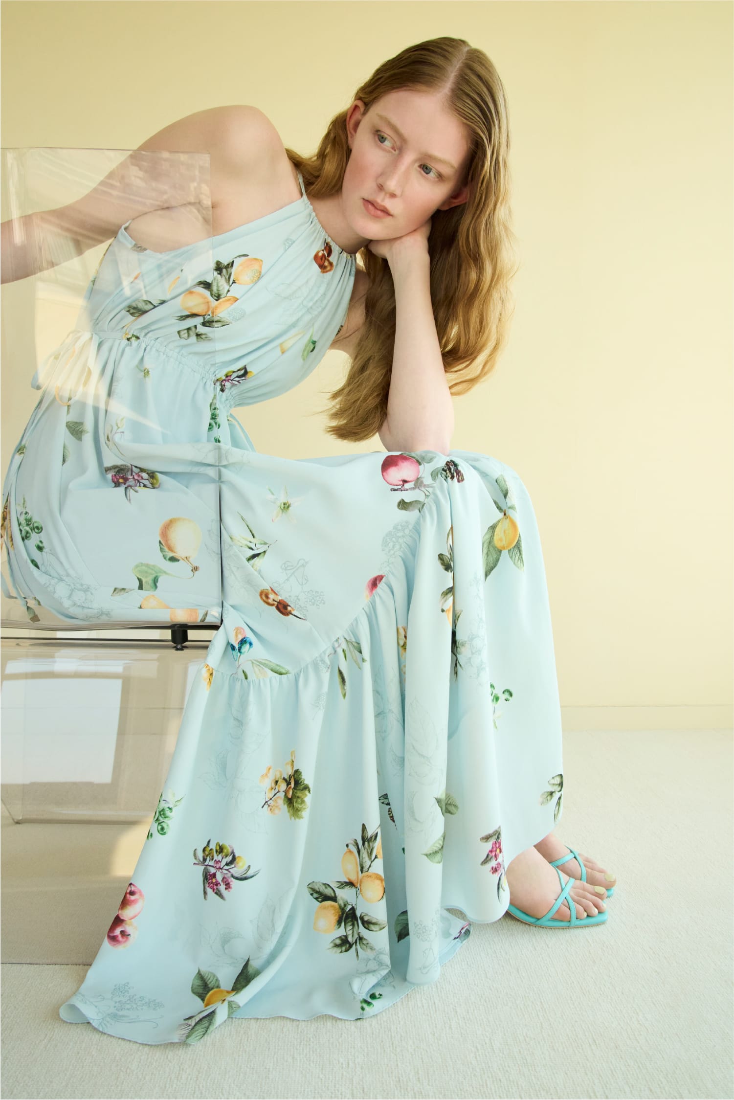 水色の花柄のワンピースを着用している女性