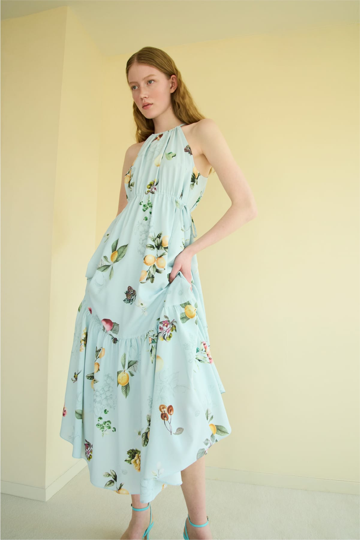 水色の花柄のワンピースを着用している女性