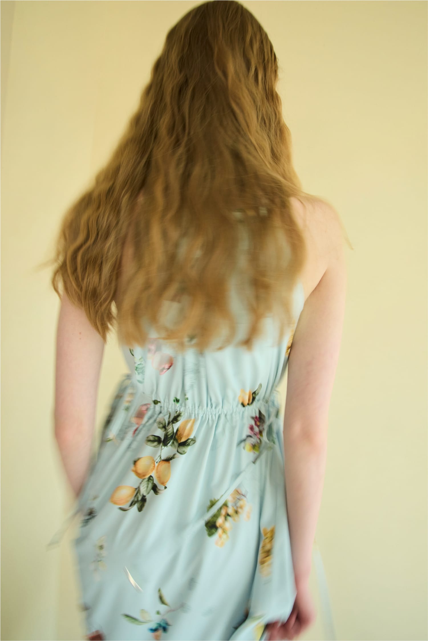 水色の花柄のワンピースを着用している女性