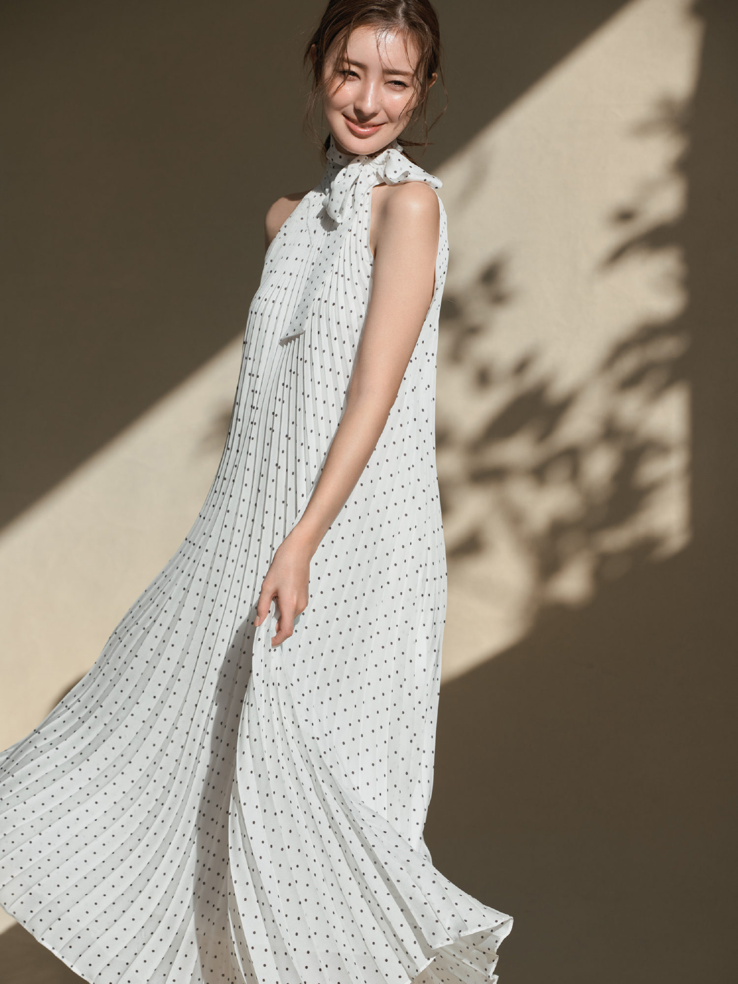 2wayプリーツホルターネックワンピースを着用した女性