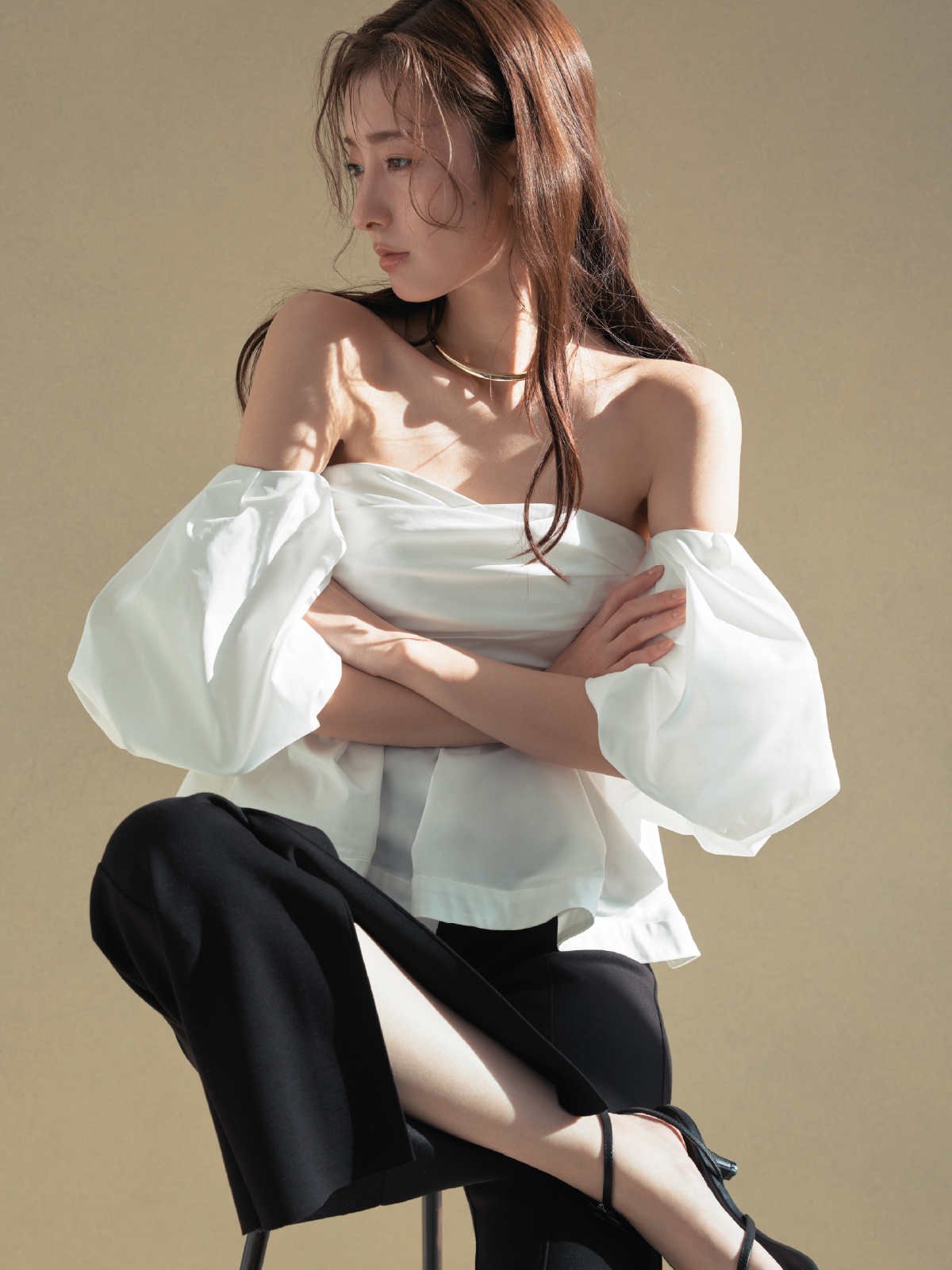 2wayボリュームスリーブベアブラウス・コンフォートメルティースリットパンツ・メタルチョーカーネックレス・フラワーモチーフストラップサンダルを着用した女性