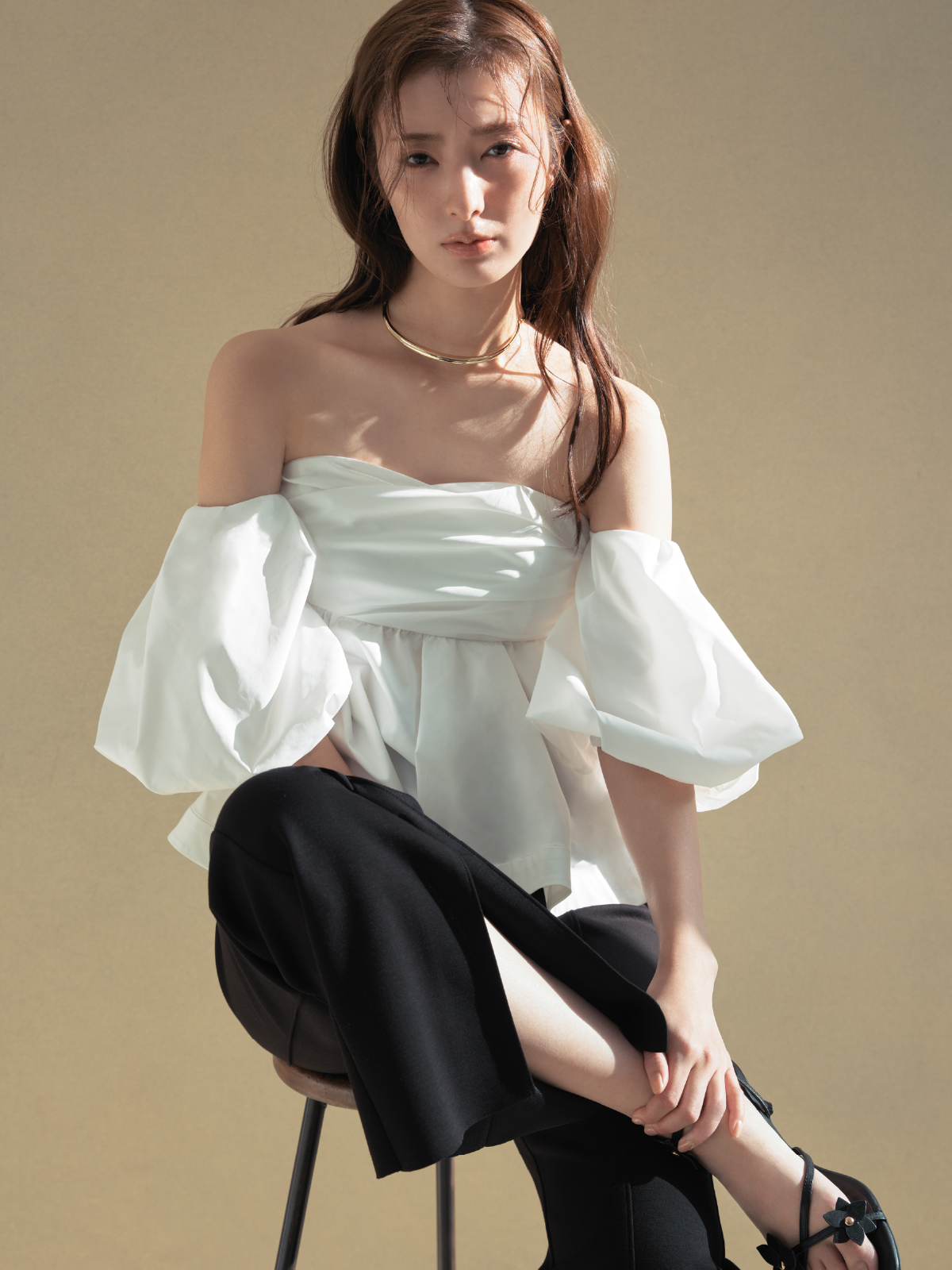 2wayボリュームスリーブベアブラウス・コンフォートメルティースリットパンツ・メタルチョーカーネックレス・フラワーモチーフストラップサンダルを着用した女性