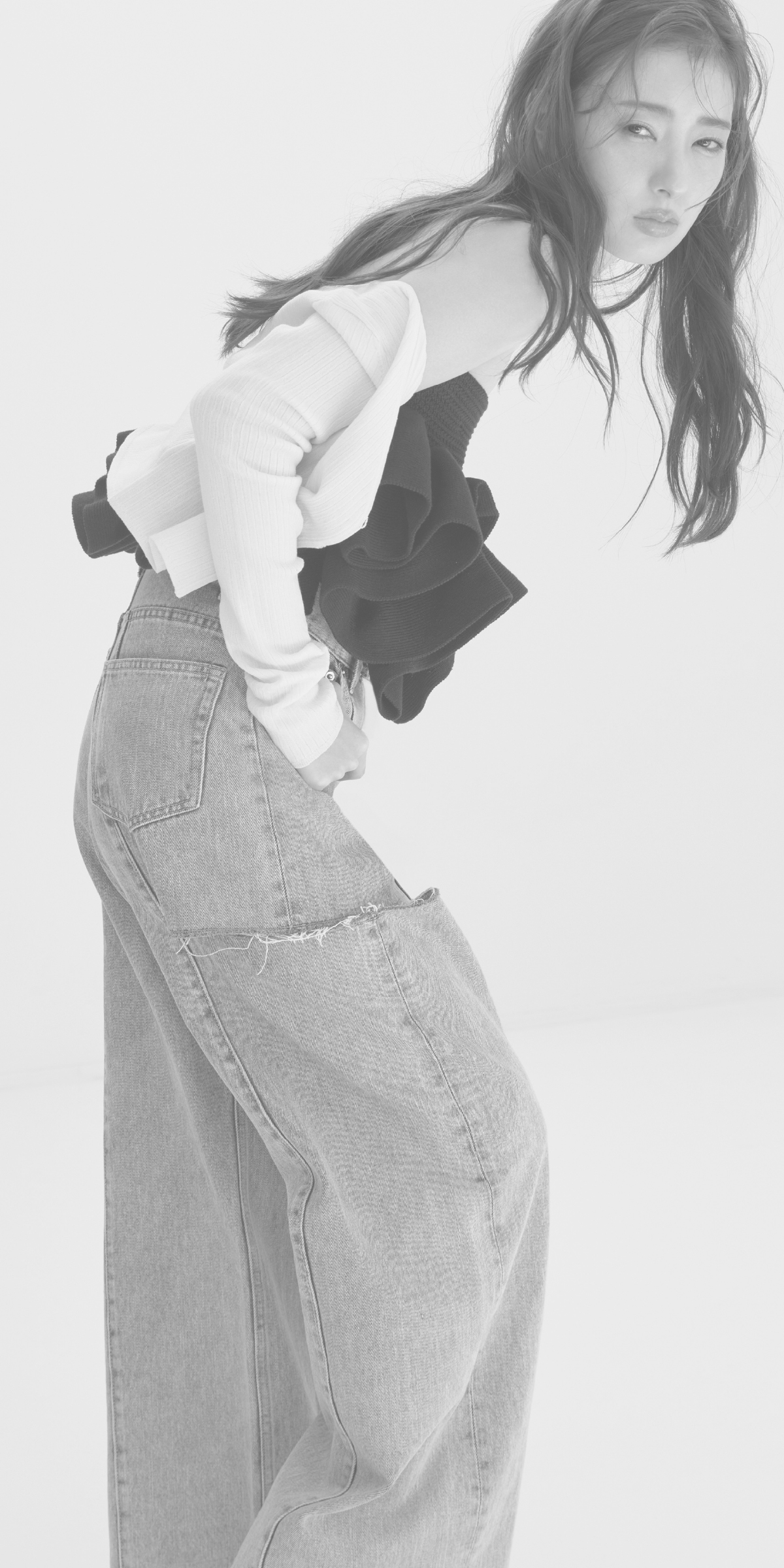 セミシアークロップドリブカーディガン・【00サイズあり】カットアウトバレルデニムパンツ・フラワーペプラムニットベアトップス・クロスラインフープピアス・クリアヒールサンダルを着用した女性