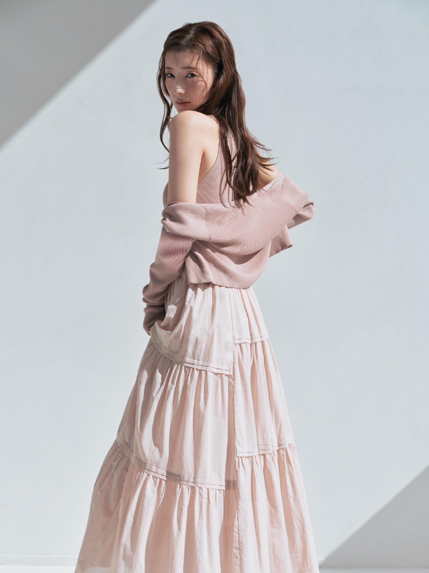 クロップドリブカーディガン・リブニットコンビティアードワンピース・MIXパーツネックレス・フラワーモチーフストラップサンダルを着用した女性