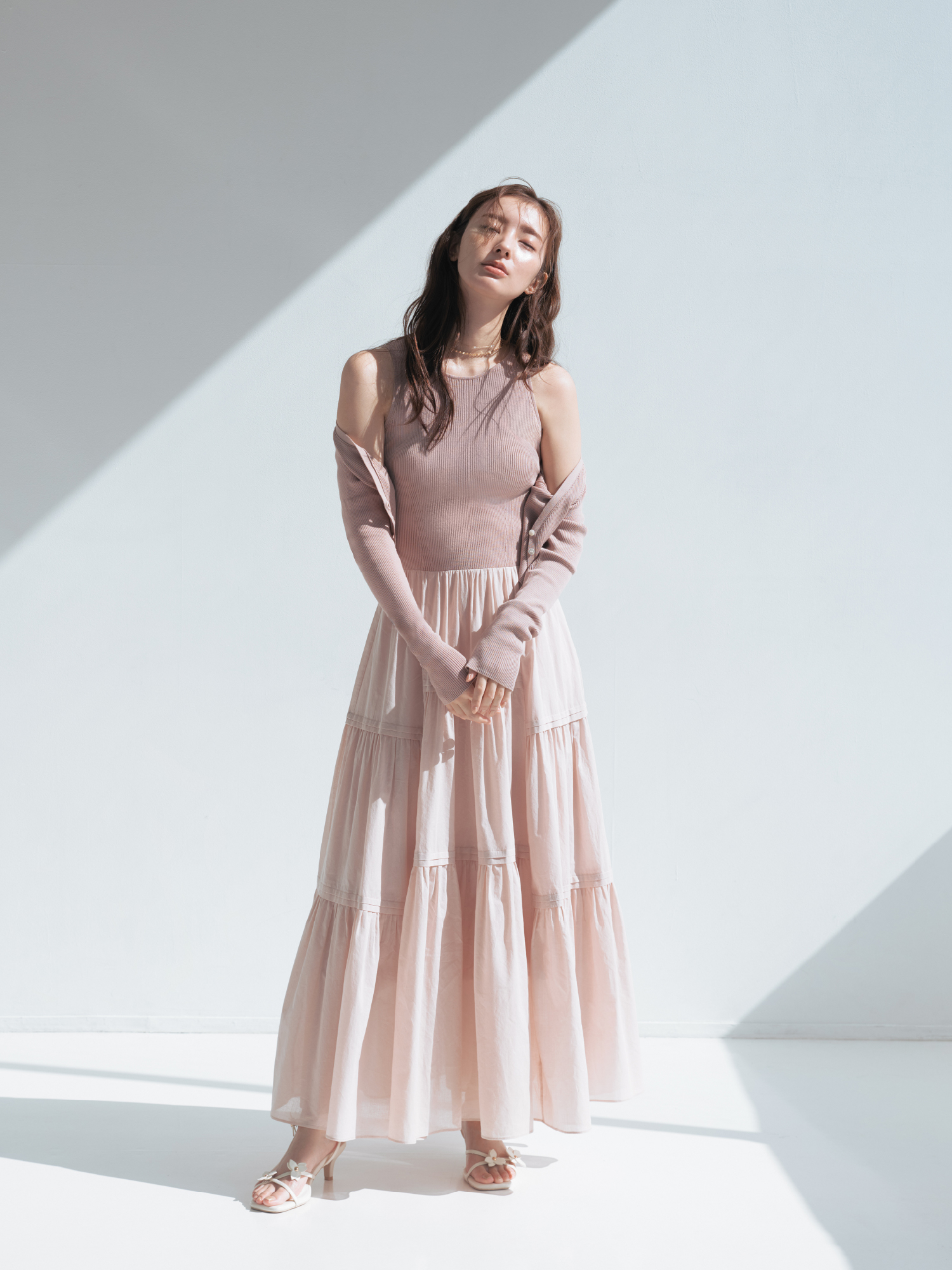 クロップドリブカーディガン・リブニットコンビティアードワンピース・MIXパーツネックレス・フラワーモチーフストラップサンダルを着用した女性