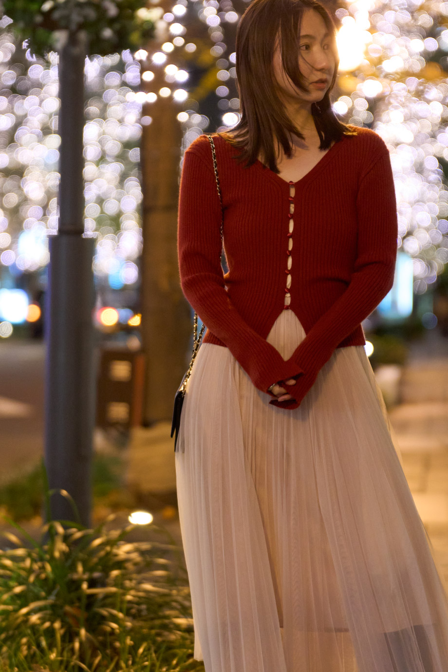 赤のニットドレス・黒のロングブーツを履いた女性