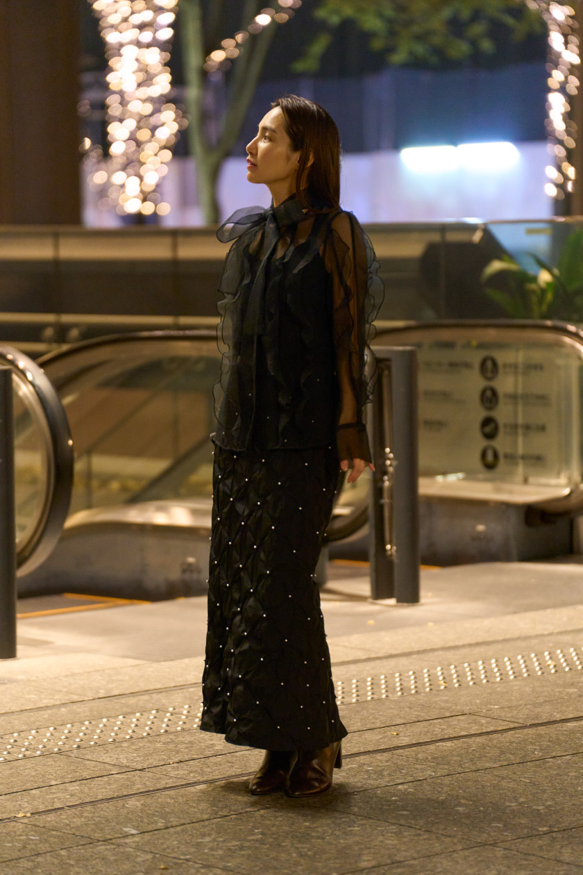 黒のブラウスを着た女性