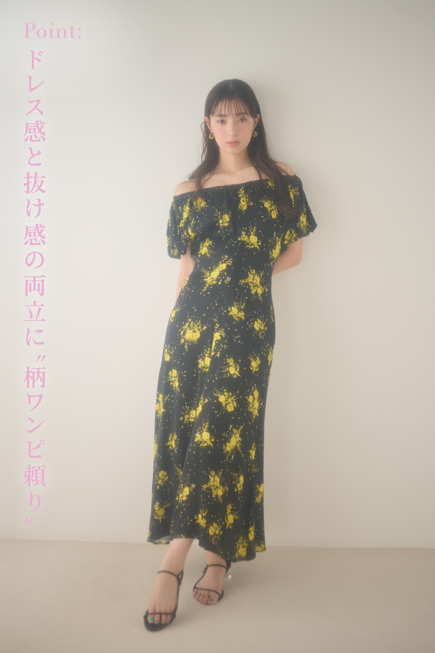 IPEKERパフデザインフレアワンピース・ワンタッチミニフープピアス・クリアヒールストラップサンダルを着用した女性