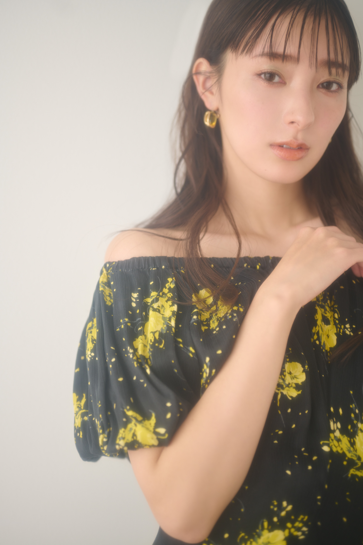 IPEKERパフデザインフレアワンピース・ワンタッチミニフープピアス・クリアヒールストラップサンダルを着用した女性