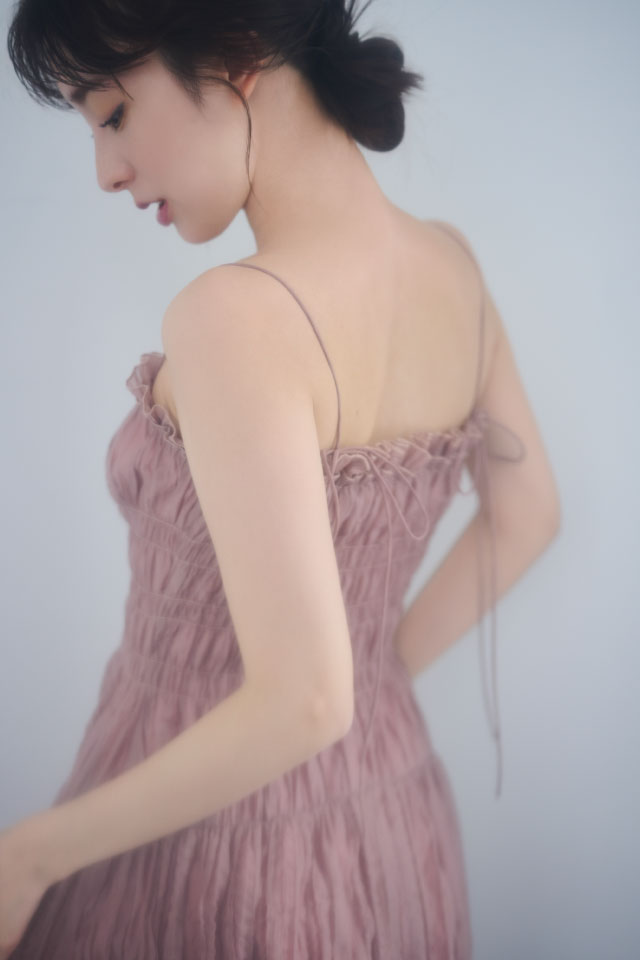 フェミニンドレスのバック