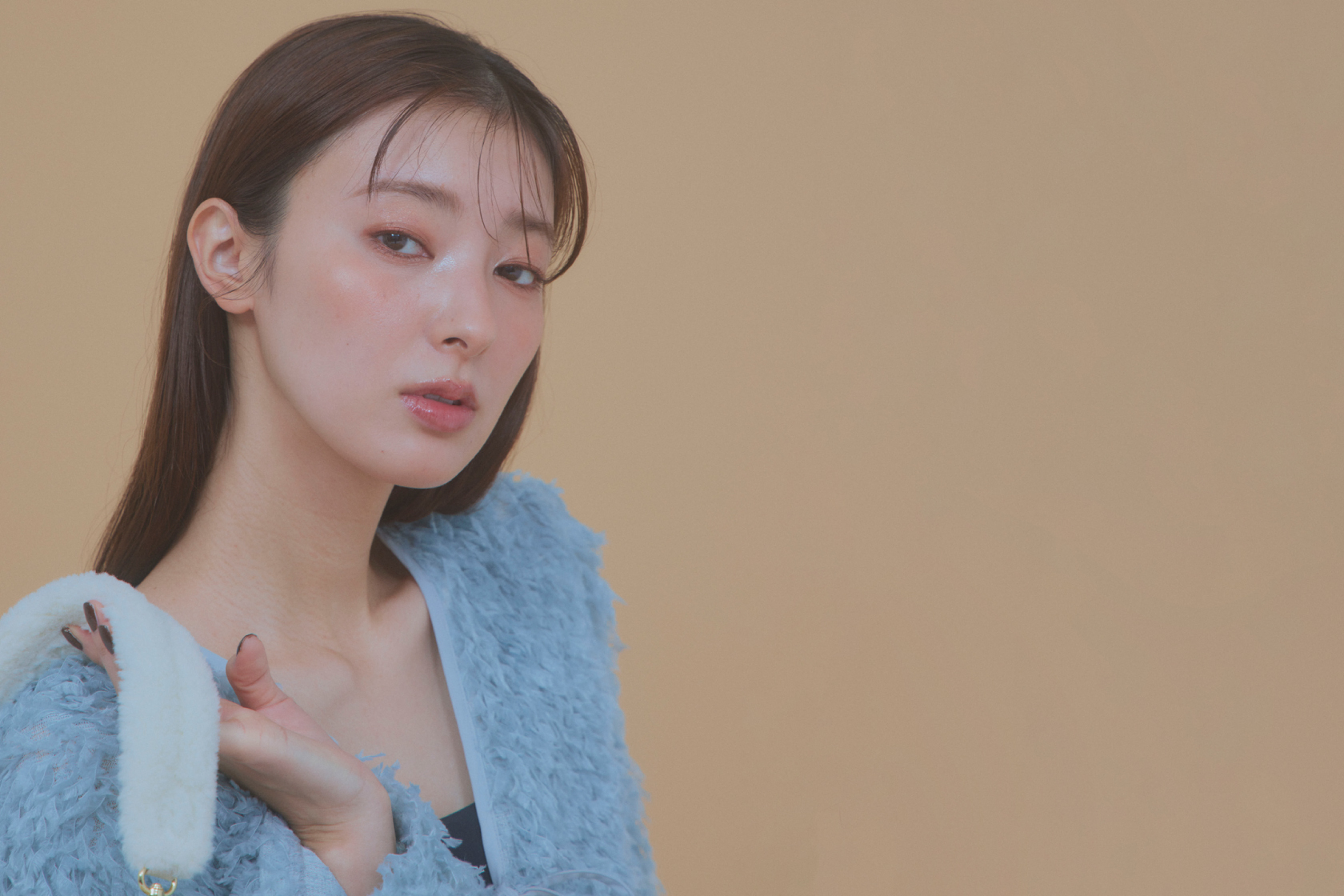 フェザーリボンカーディガン・スリムフレアストレッチパンツ・ムートンバックを着用した女性