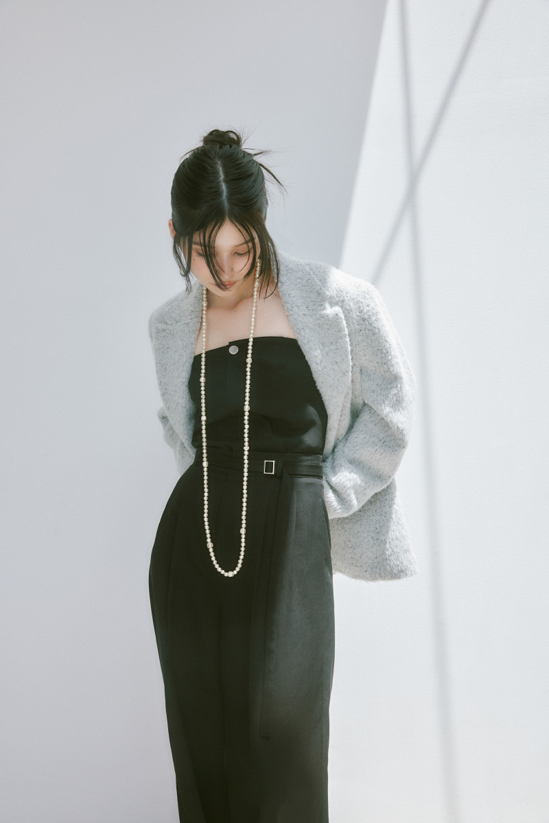 ベアサロペットパンツを着用した女性