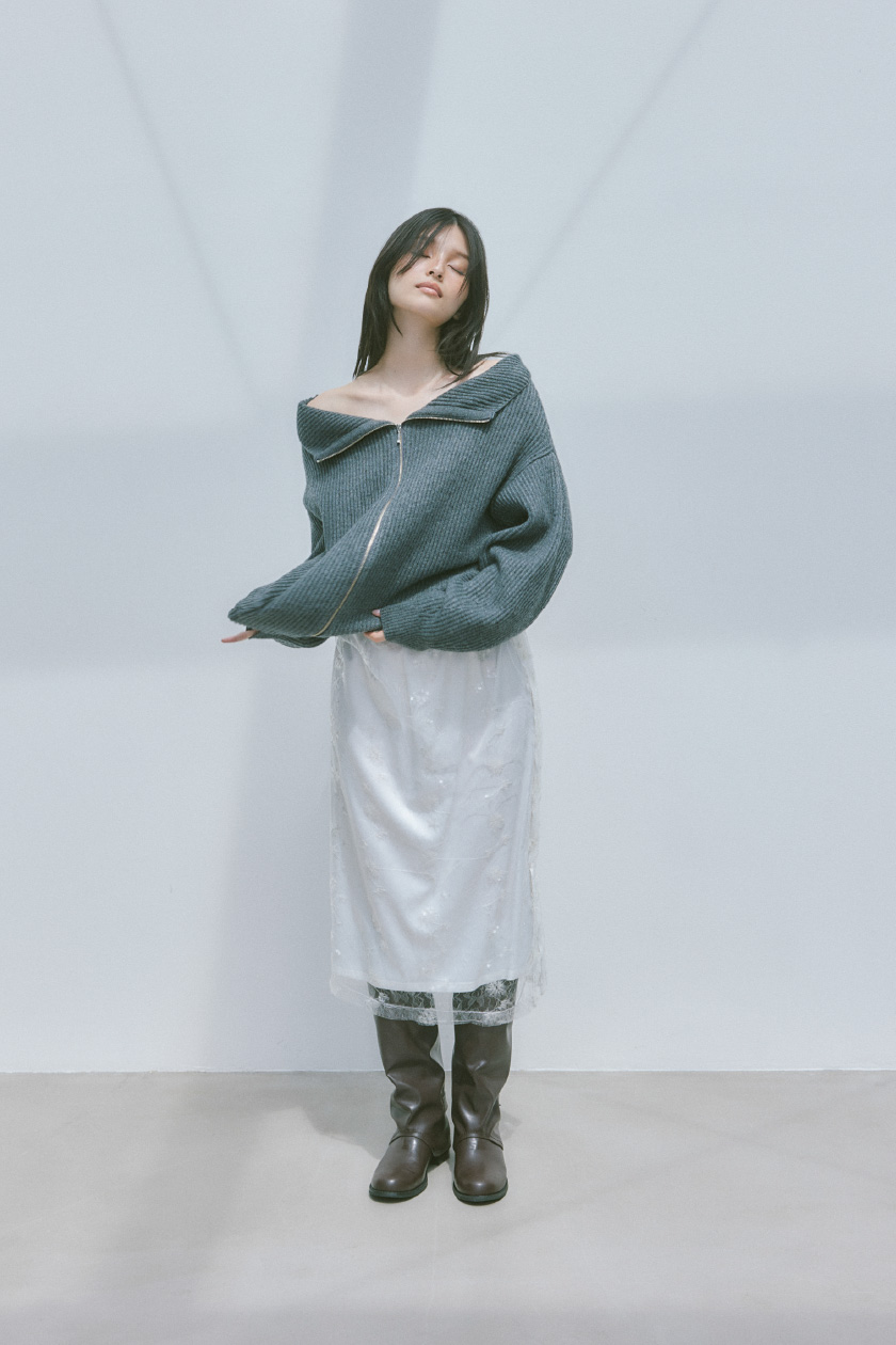 白いバリエーションチュール2wayスカートを着用した女性