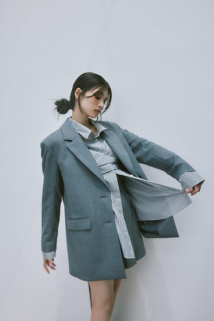 シングルビッグジャケットを着用した女性の横の姿
