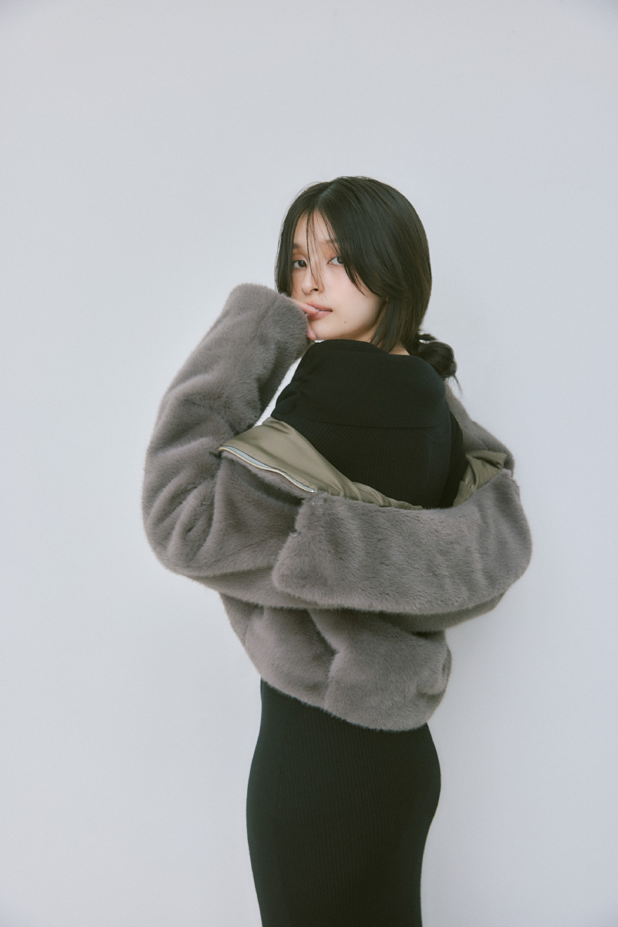 長袖のECOPEL2wayカラーファージャケットを着用した女性