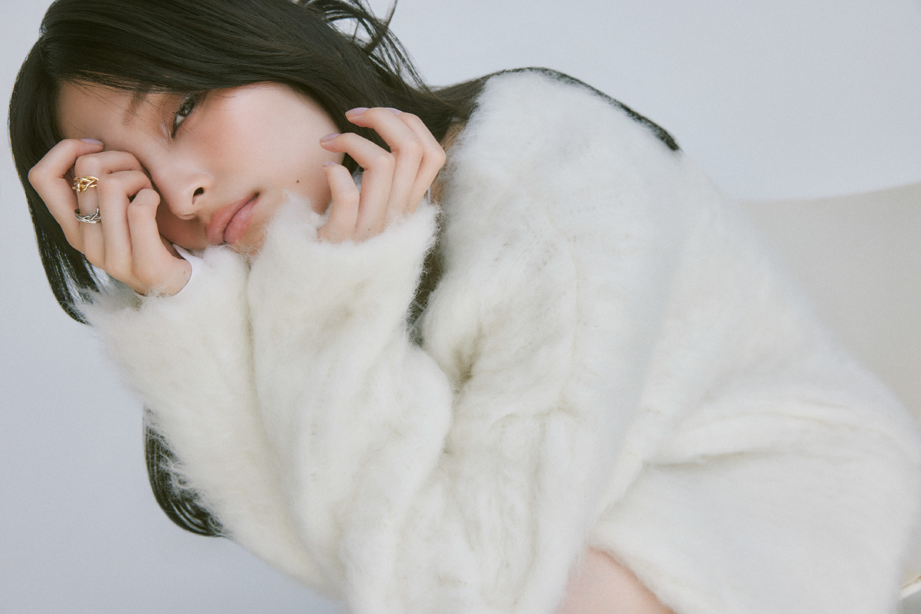 アンジュレーションリングでポイントをつけた女性コーディネートモデル画像