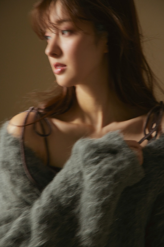 グレイ色のダブルフェイスシャギーカーディガンを着用してる女性のイメージ