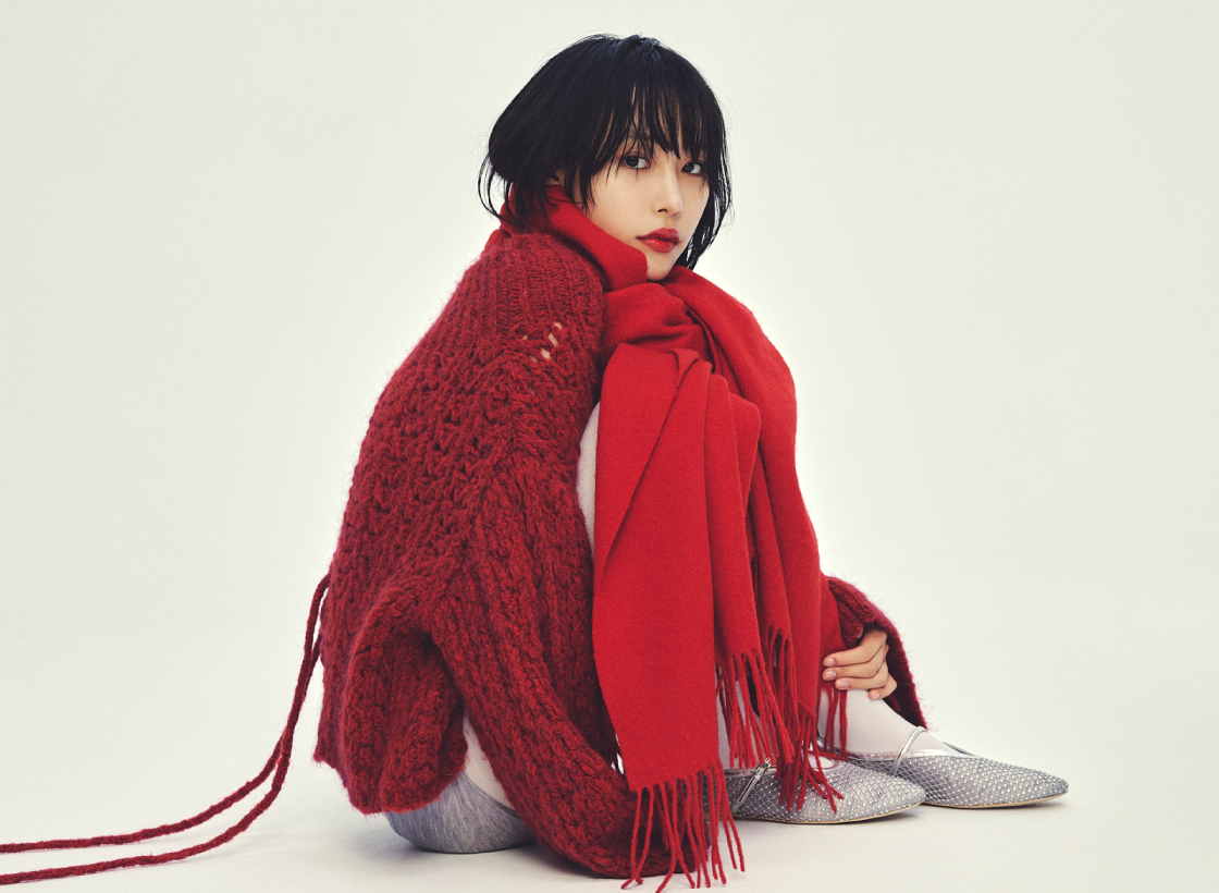 モヘアウールオフショル柄編みプルオーバー・ラムウールストール・スキニーストラップバレエシューズを着用した女性