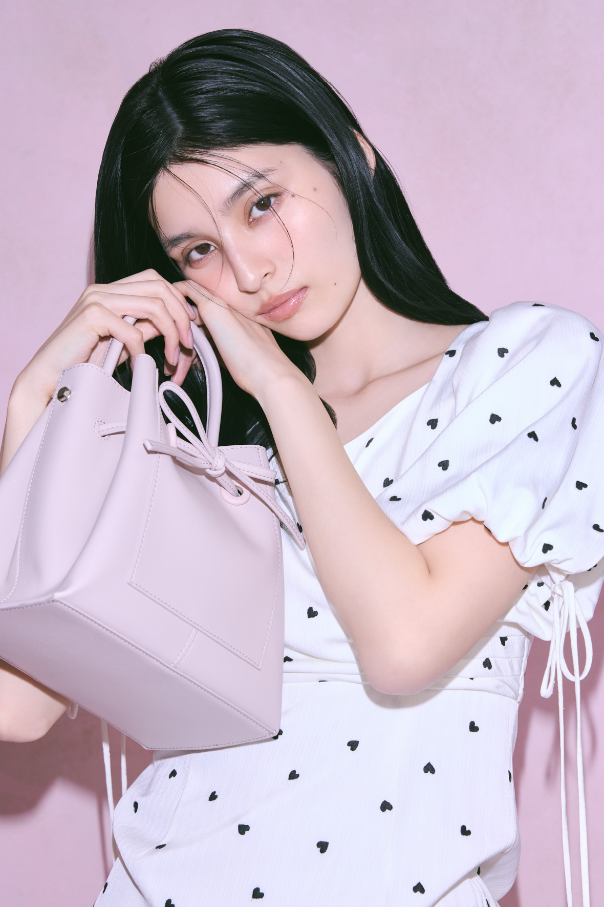 ハートエンブロイダリーワンピースと着てリボンバッグを持ってる女性