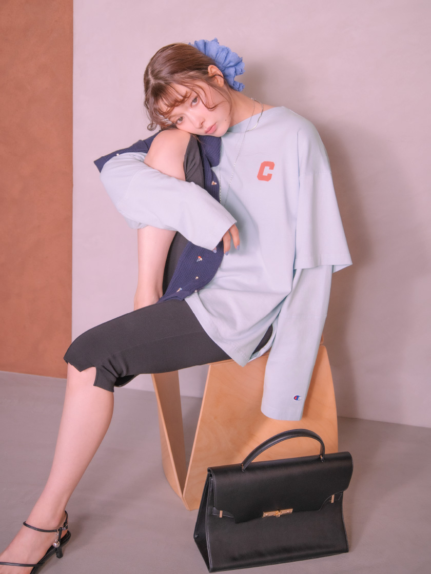 【Champion】レイヤードロンＴ、クルーネックビジューカーディガン、サイドスリットバイカーショーツ、ランダムウェービーチョーカー、メタルボールマルチネックレス、ロゴチャームカットワークシュシュ、ナローベルトワンハンドルバッグ、メタルストラップサンダルの着用イメージ